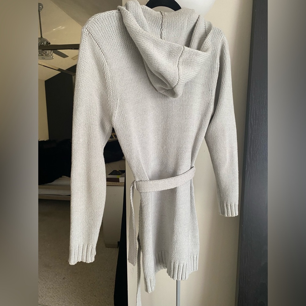 Light gray sweater - Picture 2 of 3